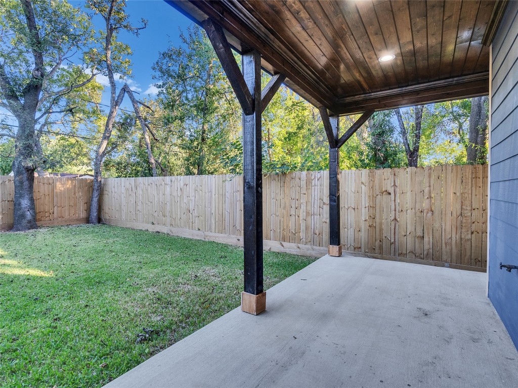 237 Hahlo Street Houston, TX 77020 - Photo 20 of 23 a view of backyard with green space