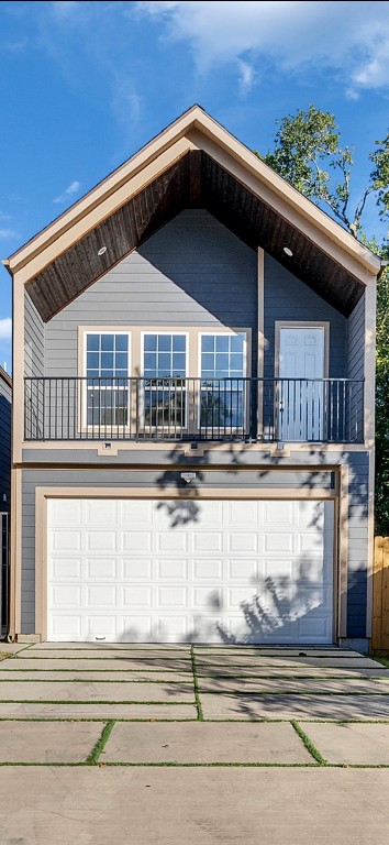 237 Hahlo Street Houston, TX 77020 - Photo 5 of 23 a view of a house with a balcony
