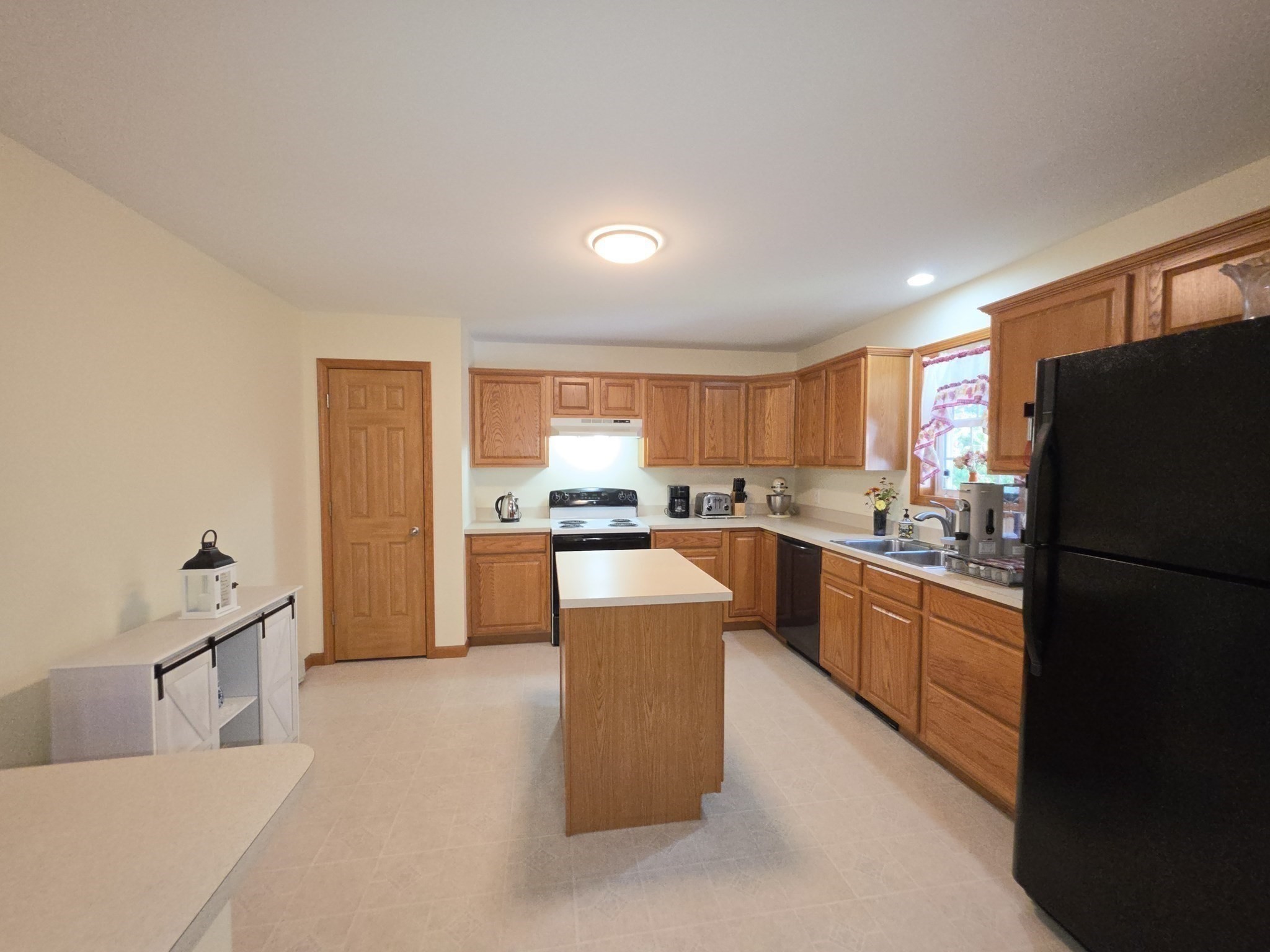 36 Ludlow Road Chicopee, MA 01020 - Photo 9 of 42 Gallery Image 9