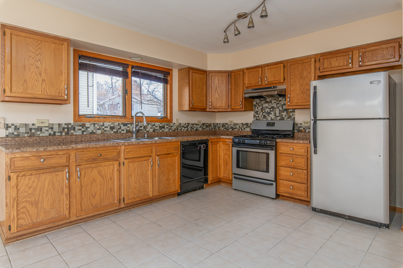 97 Mark Lane Fox Lake, IL 60020 - Photo 7 of 27