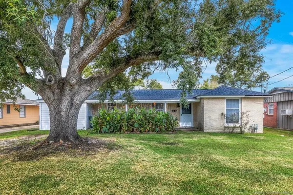 $1,400 | 417 East Claude Street, Lake Charles, LA 70605