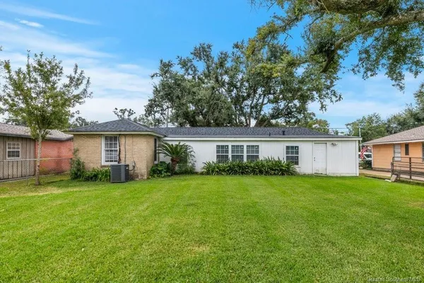 $1,400 | 417 East Claude Street, Lake Charles, LA 70605