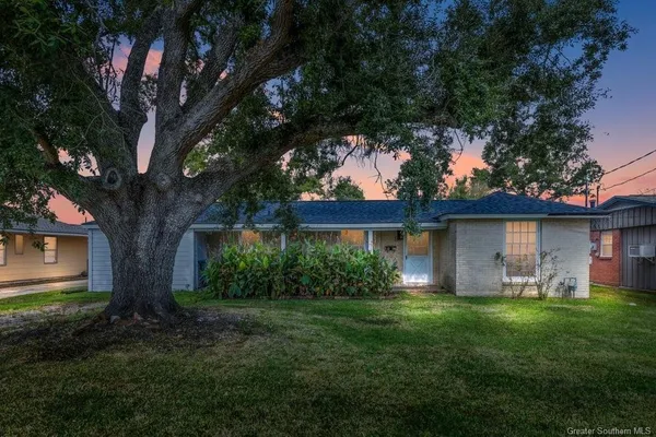 $1,400 | 417 East Claude Street, Lake Charles, LA 70605