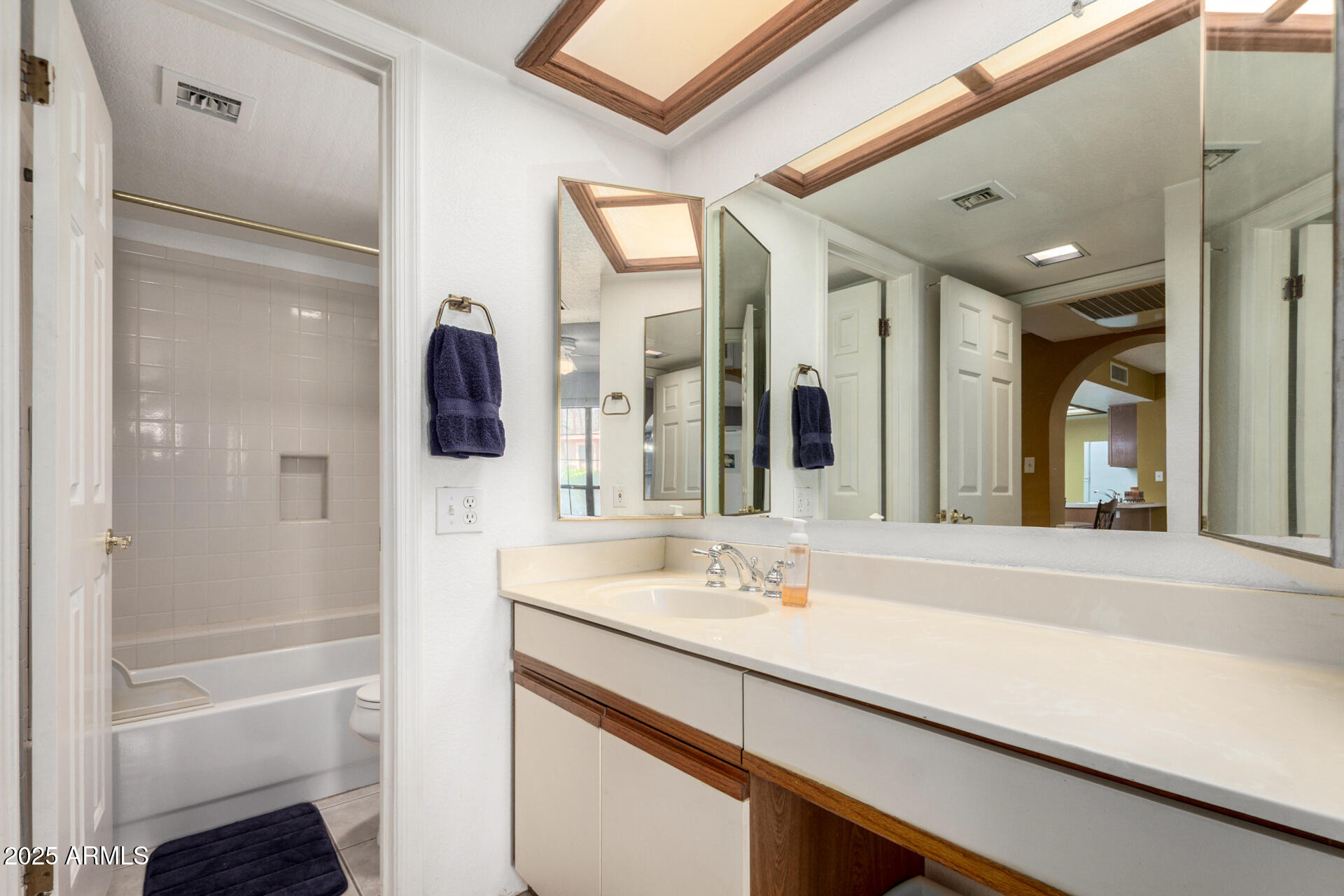 10410 North Cave Creek Road, Unit 1032 Phoenix, AZ 85020 - Photo 11 of 21 Primary Bath