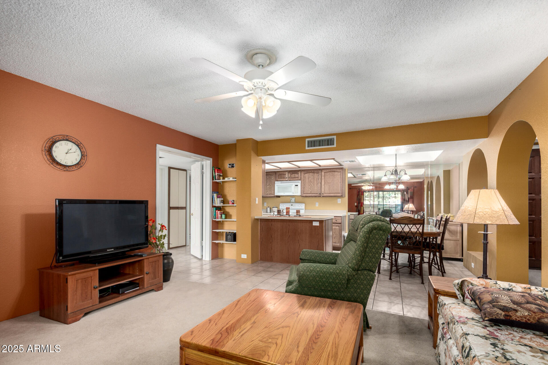 10410 North Cave Creek Road, Unit 1032 Phoenix, AZ 85020 - Photo 6 of 21 Living Room