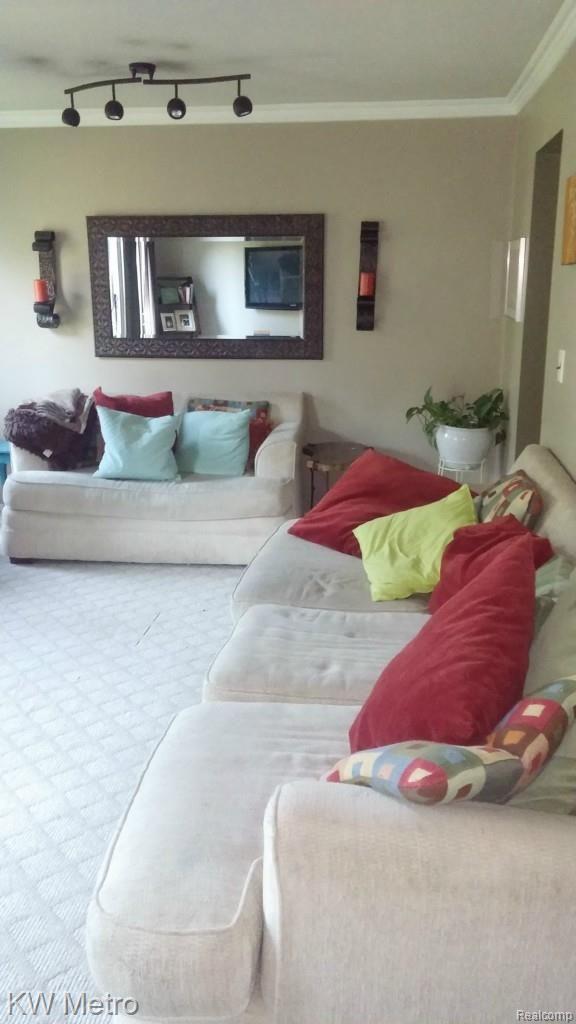 756 Oak Brook Ridge Drive Rochester, MI 48307 - Photo 8 of 23 20150727_181517.jpg