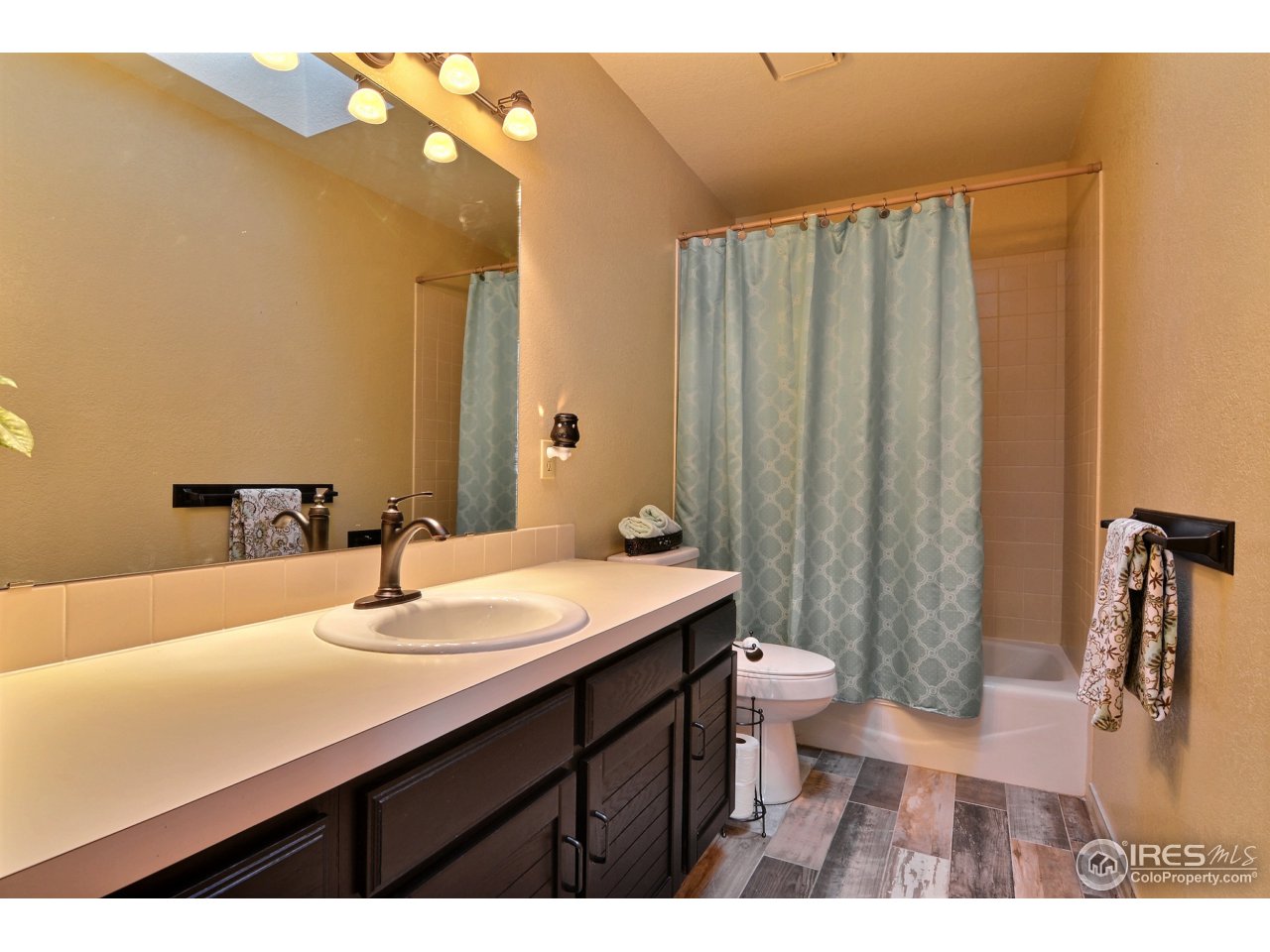 4371 West 16th Street Road Greeley, CO 80634 - Photo 17 of 23 Upper Bathroom