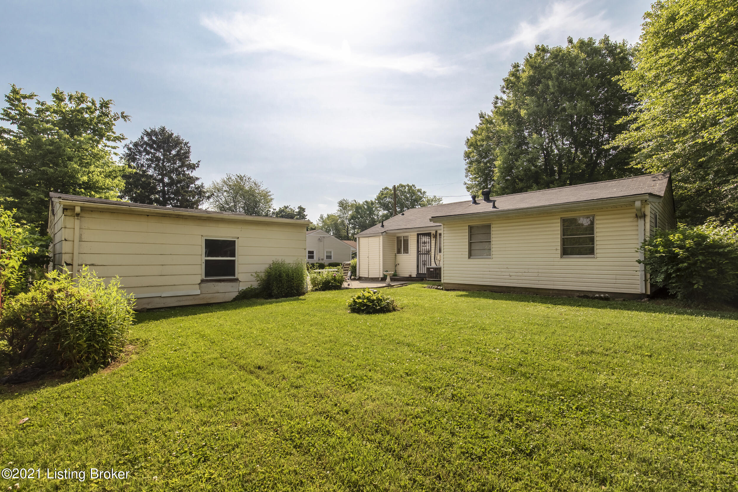 1905 Heaton Road Louisville, KY 40216 - Photo 27 of 28 28-back yard