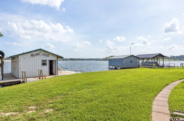 a view of a house with backyard and garden