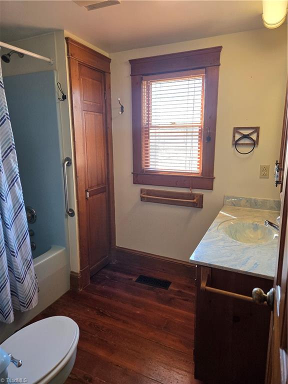 1077 Flat Shoals Road King, NC 27021 - Photo 18 of 46 Full bath with tub/shower combination.