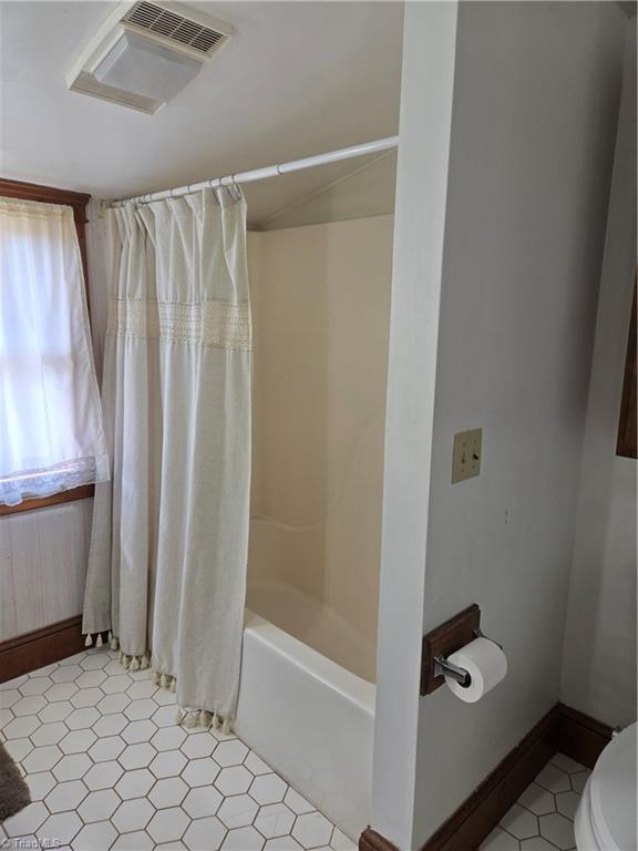 1077 Flat Shoals Road King, NC 27021 - Photo 31 of 46 Tub / shower combination