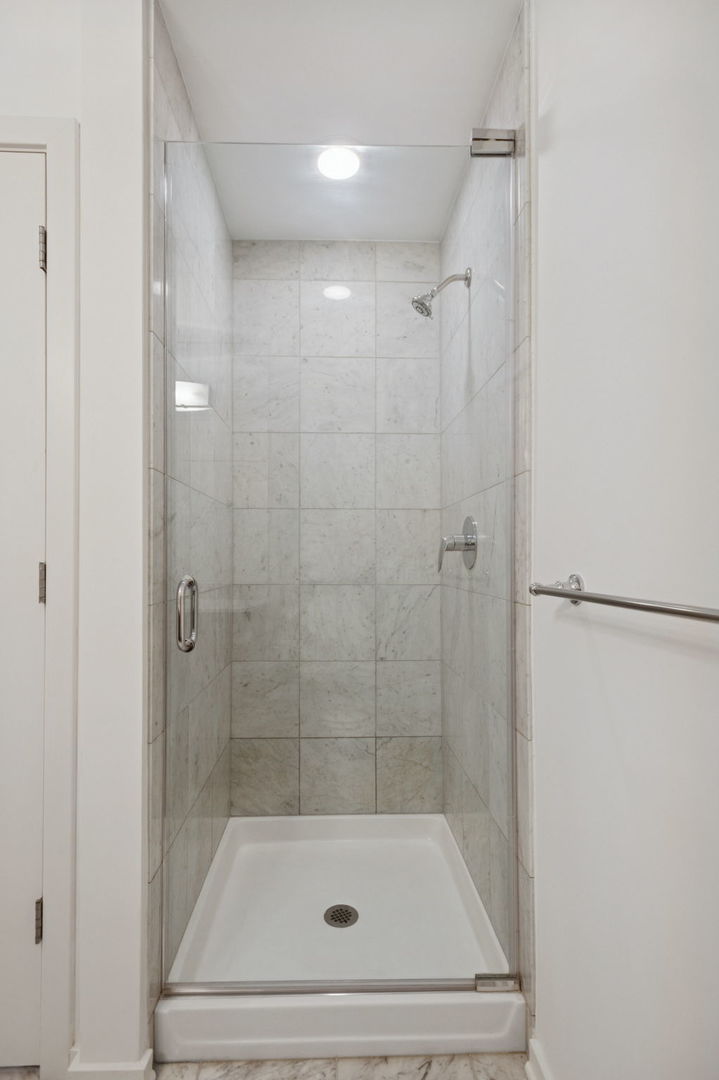 125 South Green Street, Unit 209A Chicago, IL 60607 - Photo 11 of 16 a bathroom with a bath tub