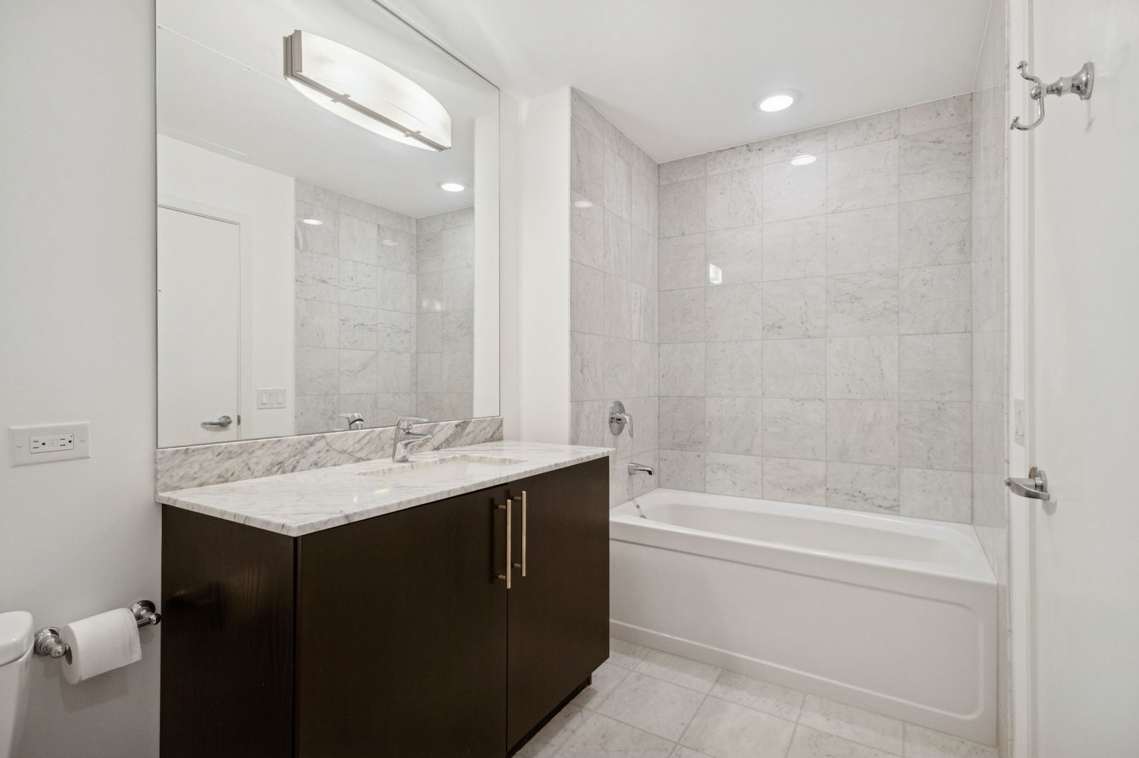 125 South Green Street, Unit 209A Chicago, IL 60607 - Photo 10 of 16 a bathroom with a bathtub and a sink