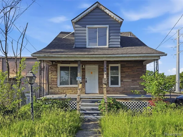 $2,000 | 329 West Muir Avenue, Hazel Park, MI 48030