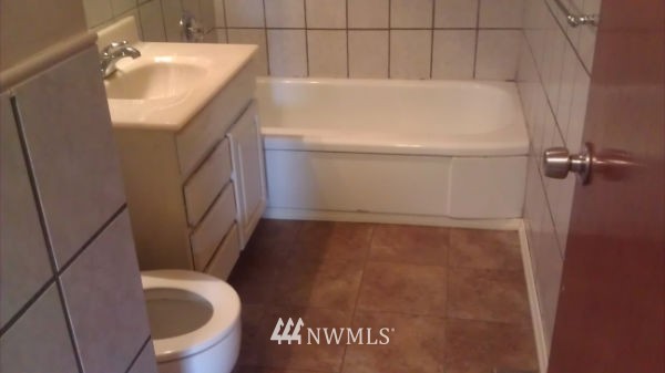 3617 Northeast 10th Street Renton, WA 98056 - Photo 5 of 14
