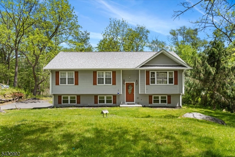 47 Winding Way Andover, NJ 07821 - Photo 3 of 42