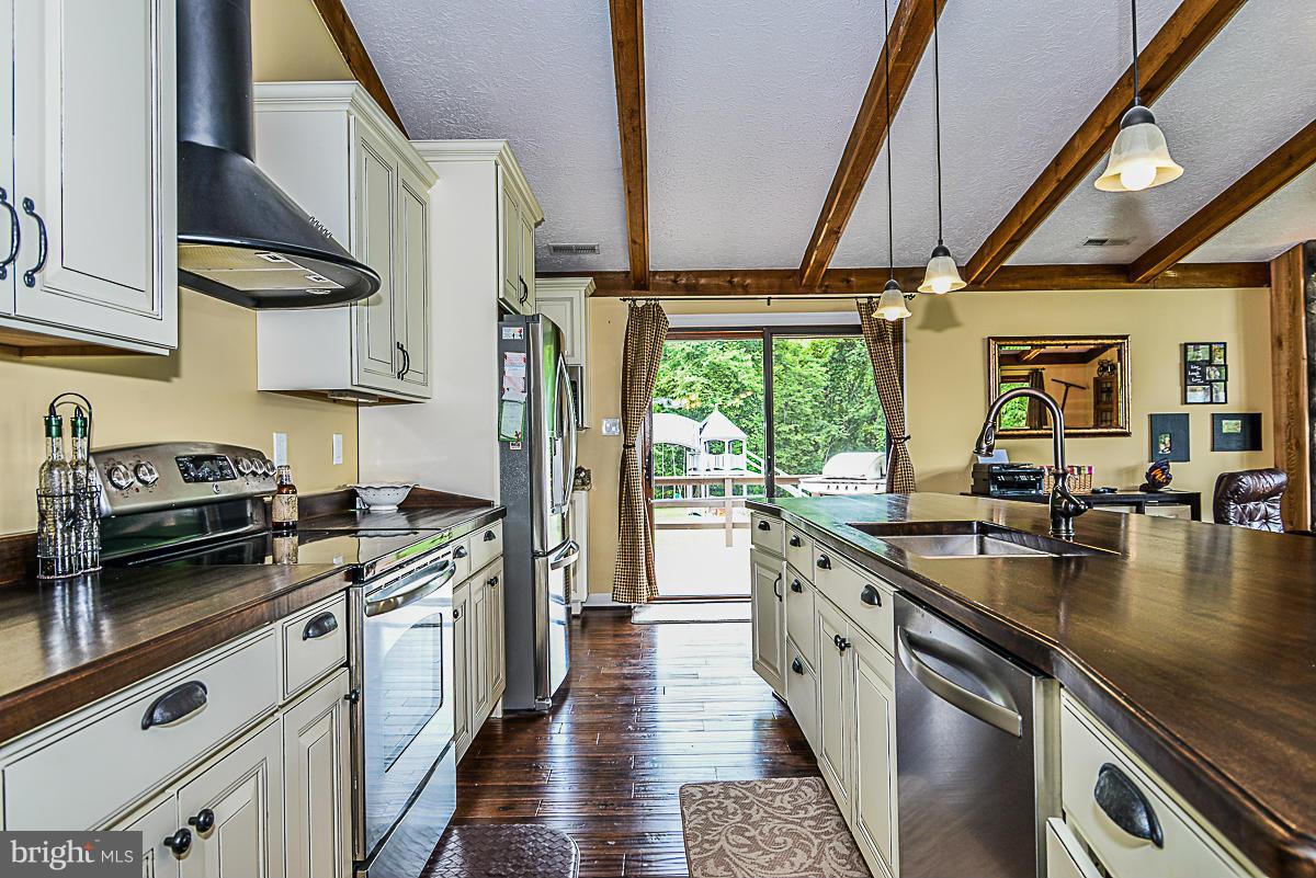18557 Woodburn Road Leesburg, VA 20175 - Photo 12 of 25 Kitchen