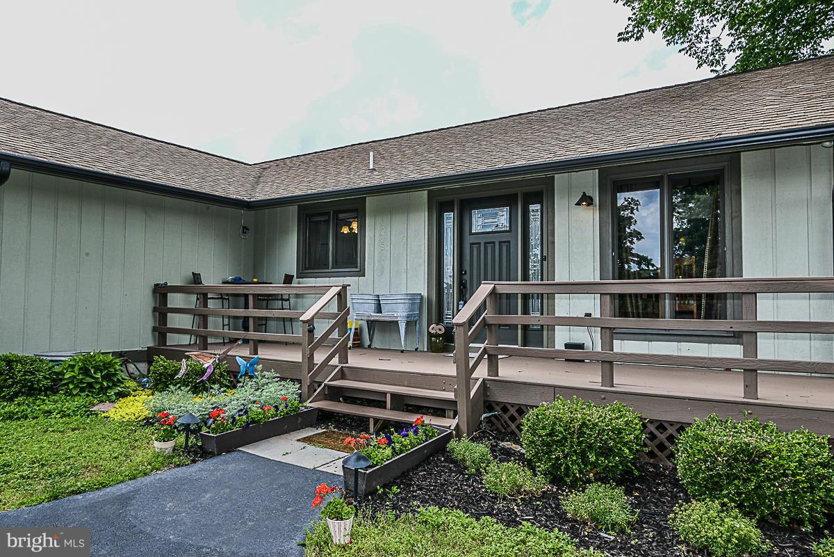 18557 Woodburn Road Leesburg, VA 20175 - Photo 5 of 25 Exterior (Front)
