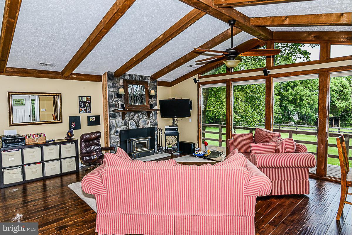 18557 Woodburn Road Leesburg, VA 20175 - Photo 8 of 25 Living Room/Great Room