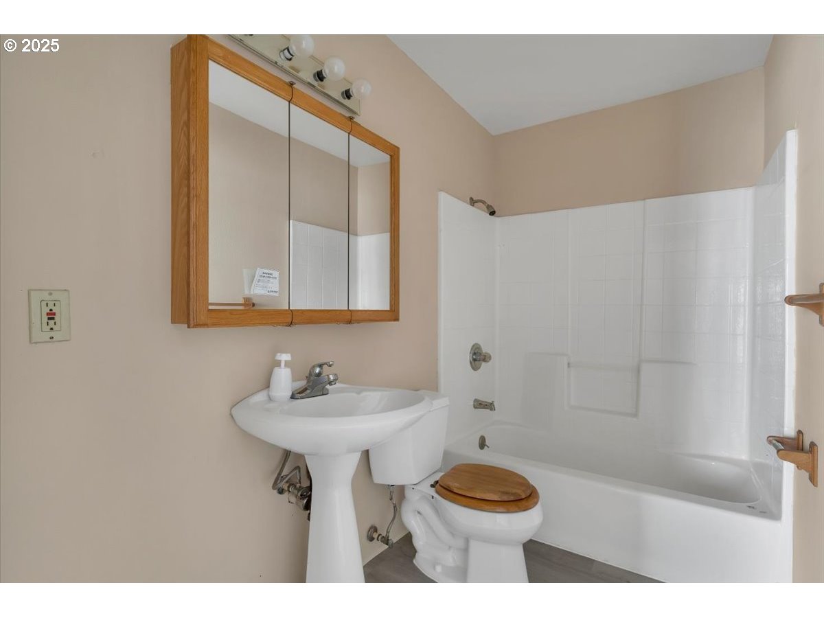 801 Northwest Coast Street, Unit 2 Newport, OR 97365 - Photo 16 of 27