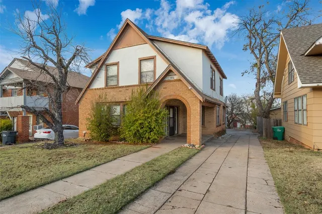a view of a house with a yard