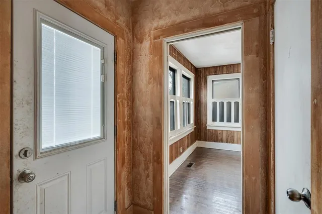 a view of an entryway with a livingroom