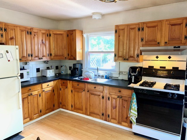137 Hemlock Road South Kingstown, RI 02879 - Photo 2 of 36 Gallery Image 2