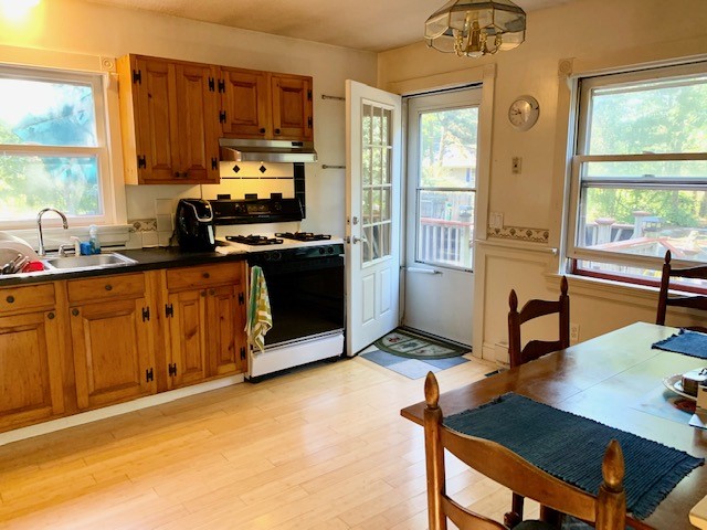 137 Hemlock Road South Kingstown, RI 02879 - Photo 3 of 36 Eat-in-Kitchen~