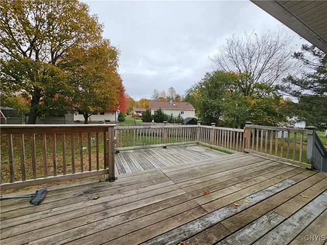 $300,000 | 516 Woodburne Drive, Utica, NY 13502