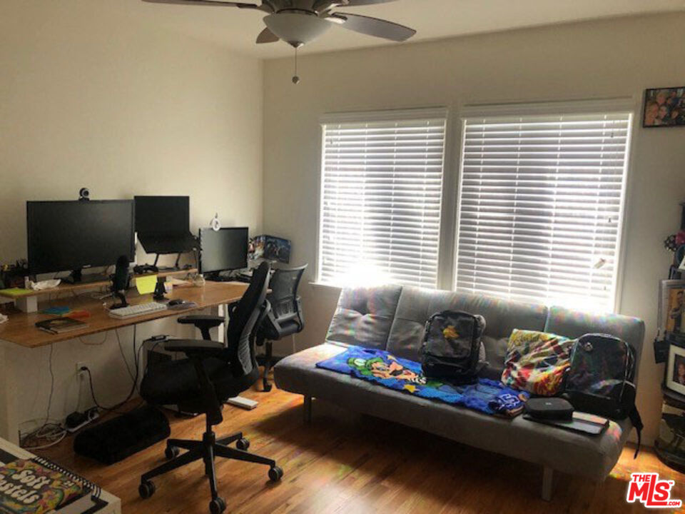 4114 Warner Boulevard Burbank, CA 91505 - Photo 12 of 15 a livingroom with workspace and a window