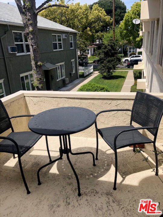 4114 Warner Boulevard Burbank, CA 91505 - Photo 15 of 15 a view of a chairs and tables in the backyard
