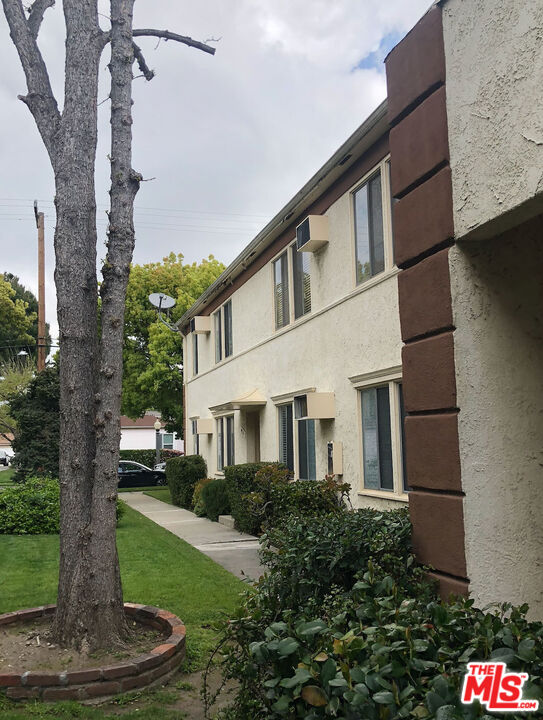 4114 Warner Boulevard Burbank, CA 91505 - Photo 4 of 15 a house view with a garden space