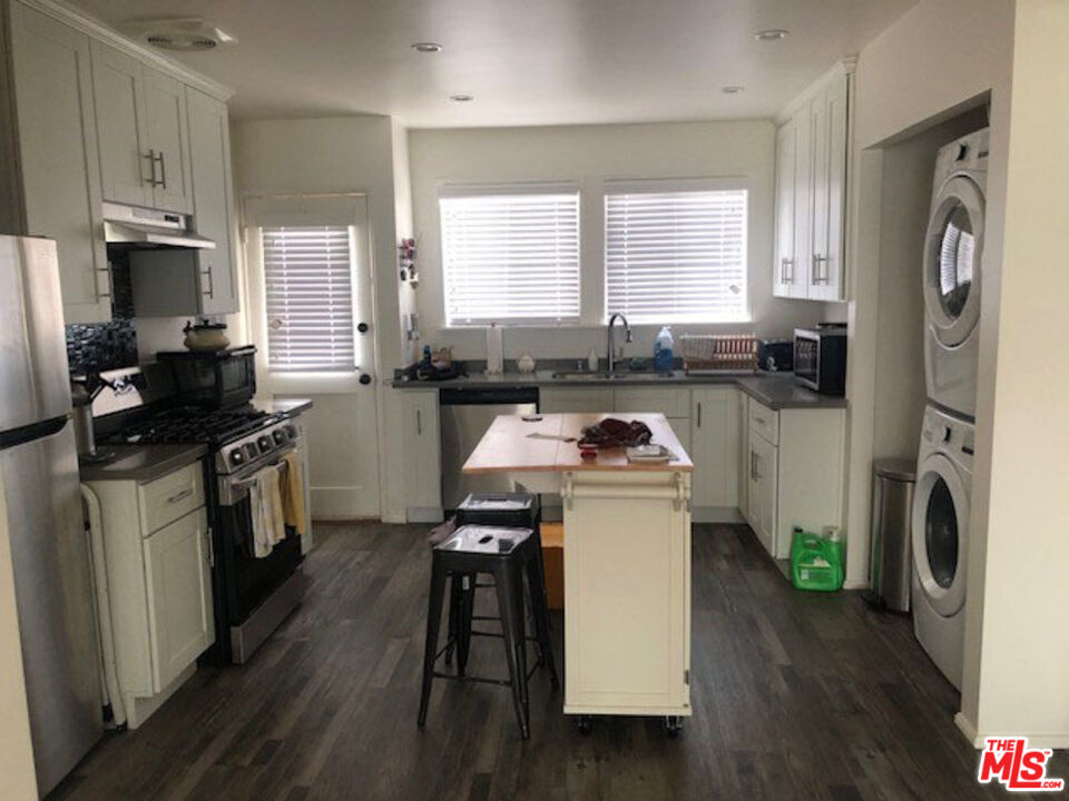 4114 Warner Boulevard Burbank, CA 91505 - Photo 8 of 15 a kitchen with a stove a sink and a refrigerator
