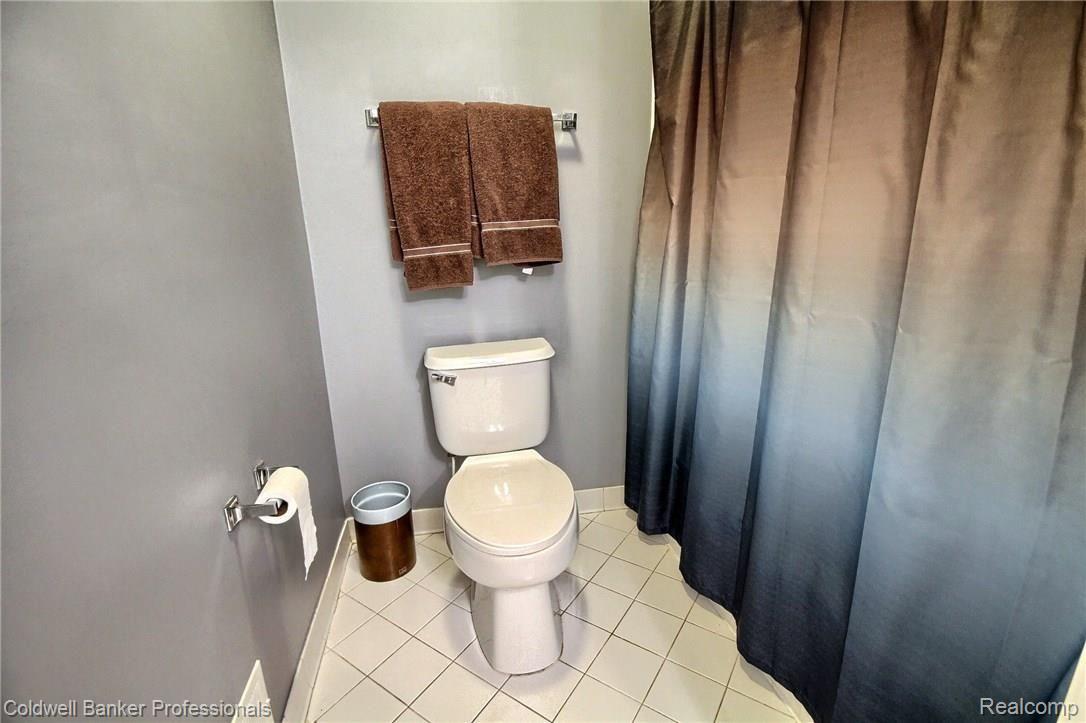 1640 Lasalle Road Canton, MI 48187 - Photo 26 of 40 25_Jack_and_Jill_Bathroom_2nd_View.jpg