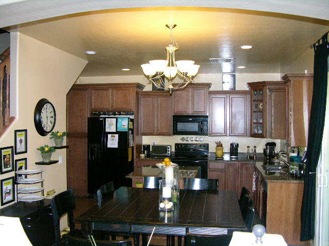 2242 East Fraktur Road Phoenix, AZ 85040 - Photo 5 of 17 Kitchen 1