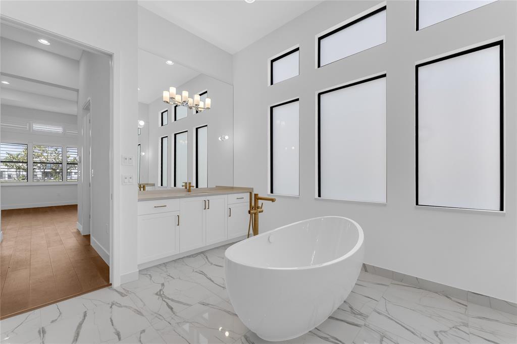20041 Pacific Dunes Drive Boca Raton, FL 33434 - Photo 13 of 64 a bathroom with a bathtub a sink and a mirror
