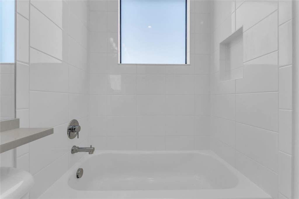 20041 Pacific Dunes Drive Boca Raton, FL 33434 - Photo 21 of 64 a bathroom with a bathtub