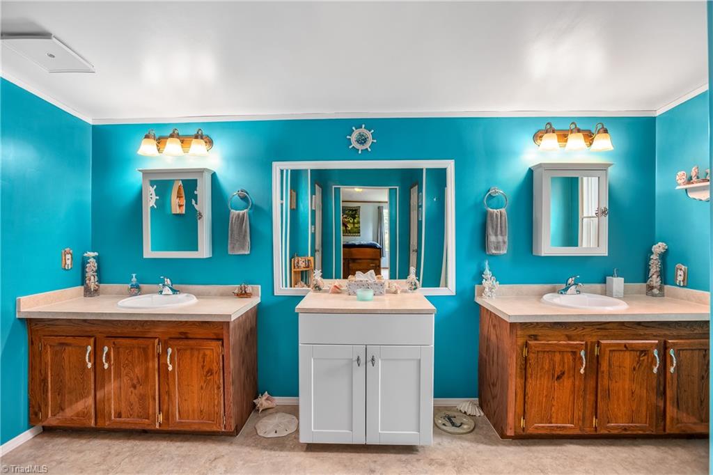 8581 Highway 268 Elkin, NC 28621 - Photo 21 of 35 A HUGE Primary Bathroom