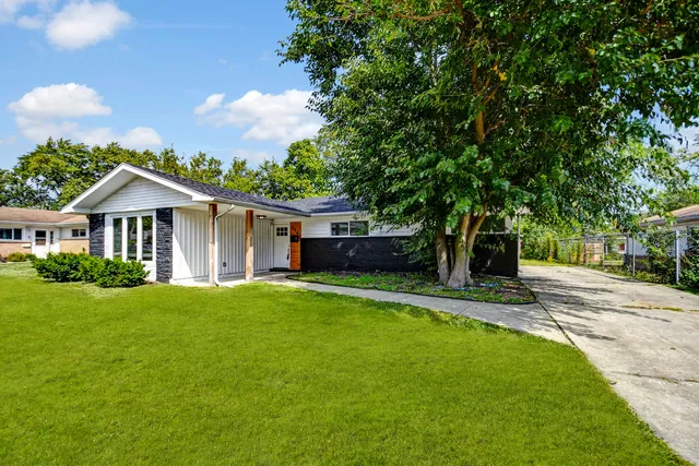 a view of a house with a yard