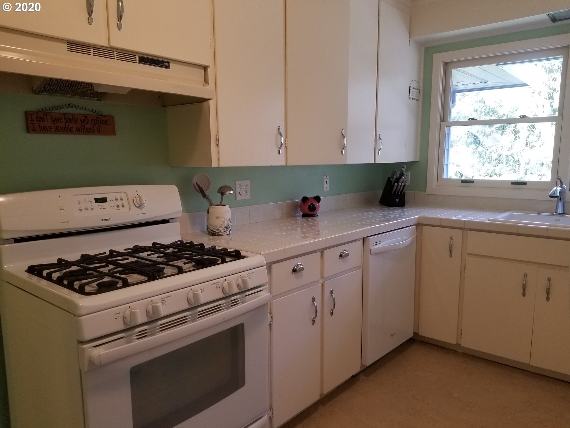 815 Southwest Maplecrest Court Portland, OR 97219 - Photo 5 of 22 Gallery Image 5