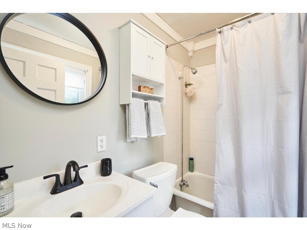 39 North Wheaton Road Akron, OH 44313 - Photo 24 of 38 Full bathroom featuring shower / tub combo with curtain, oversized vanity, and toilet