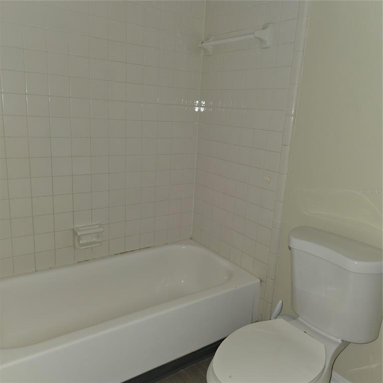 922 Lake Destiny Road, Unit F Altamonte Springs, FL 32714 - Photo 7 of 17 a bathroom with a toilet and bathtub