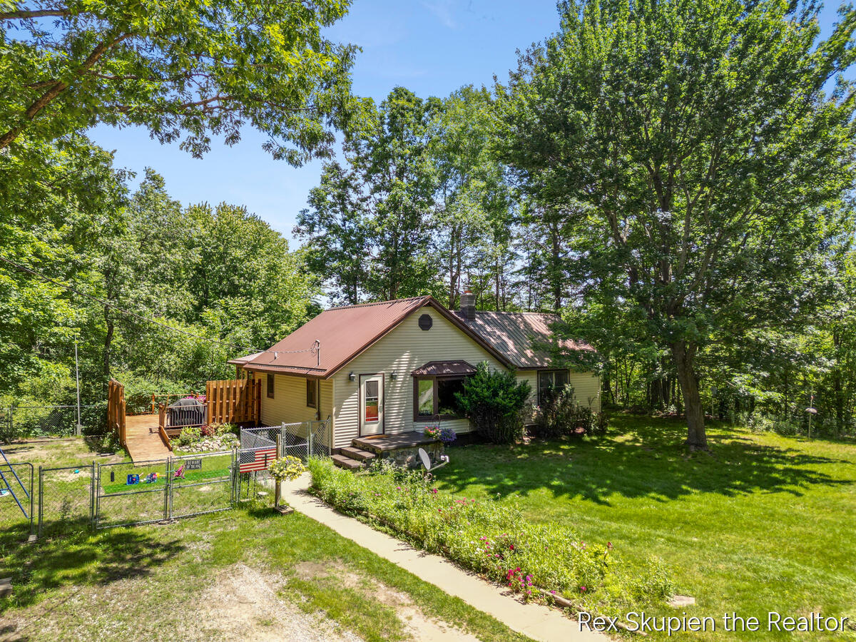 3497 West Baseline Road White Cloud, MI 49349 - Photo 4 of 49