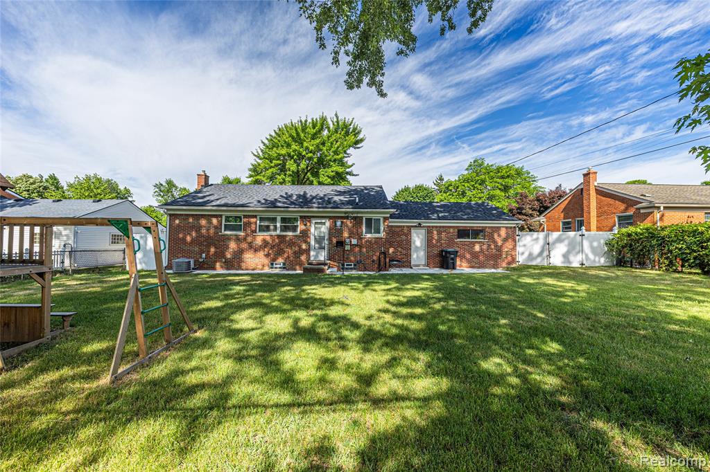 19044 Norwich Road Livonia, MI 48152 - Photo 3 of 27