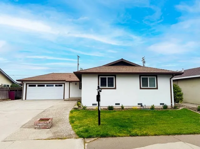 a view of a house with a yard
