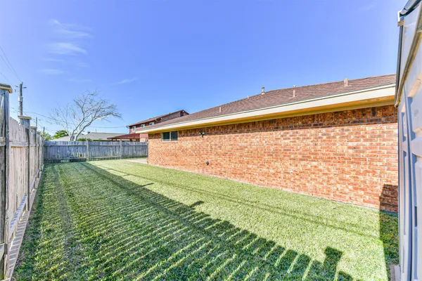 a view of backyard with garden