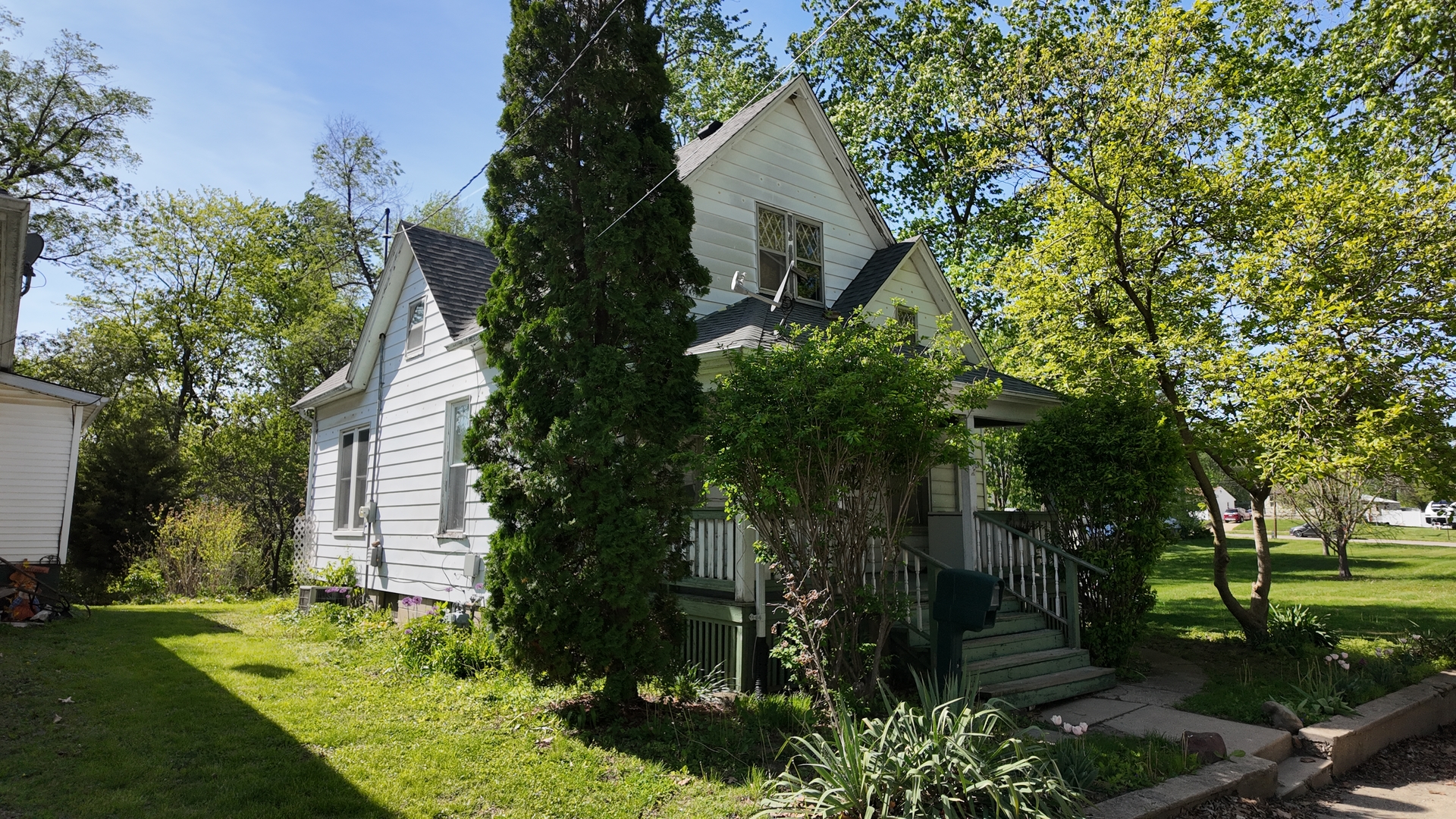 113 South Isabella Street Clinton, IL 61727 - Photo 2 of 20