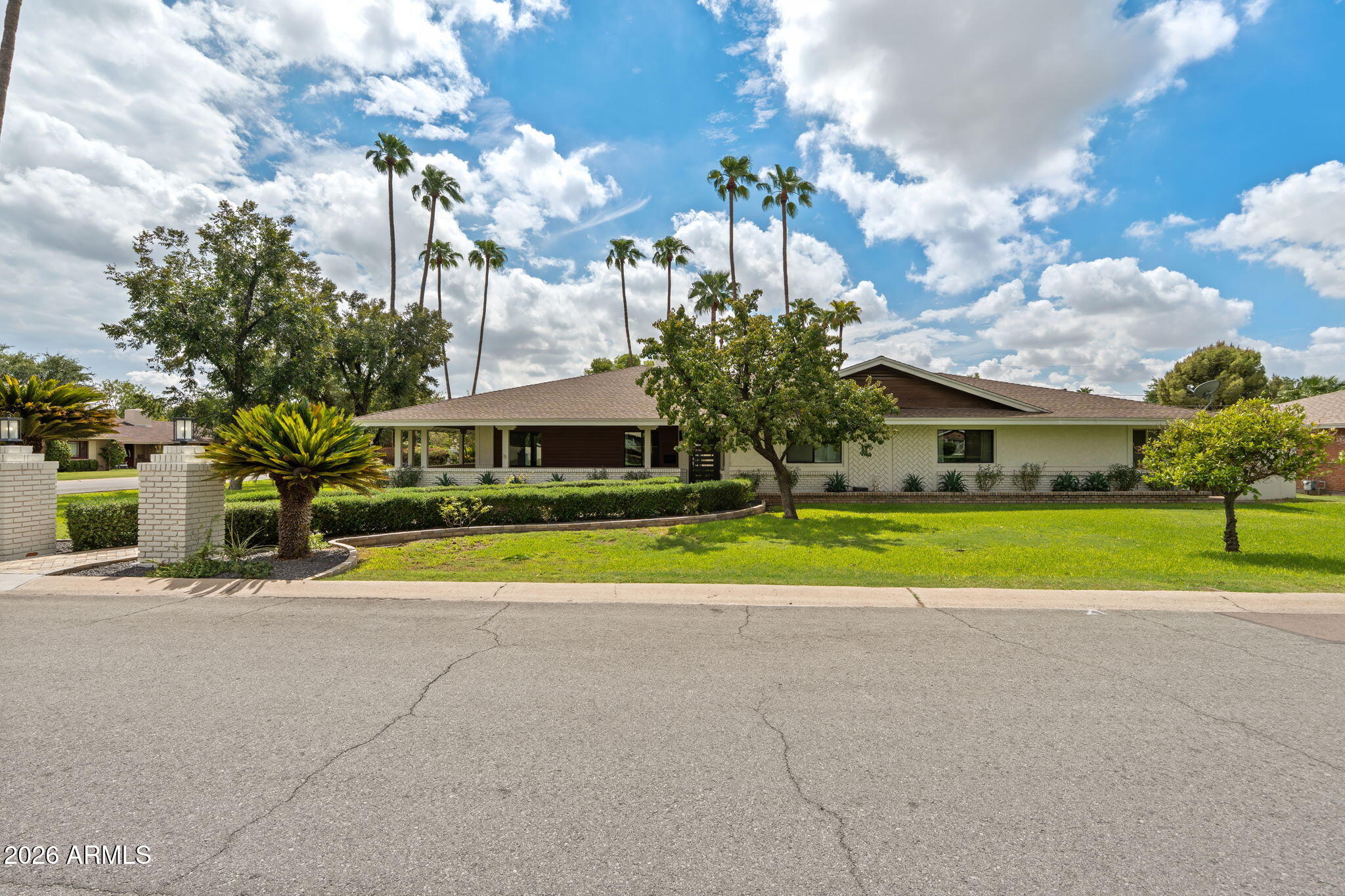 319 West Ocotillo Road Phoenix, AZ 85013 - Photo 3 of 54 10-web-or-mls-DSC_1010
