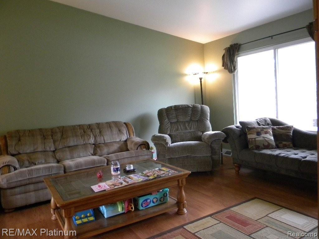 824 Tanager Trail Howell, MI 48843 - Photo 10 of 25 Vaulted Ceilings