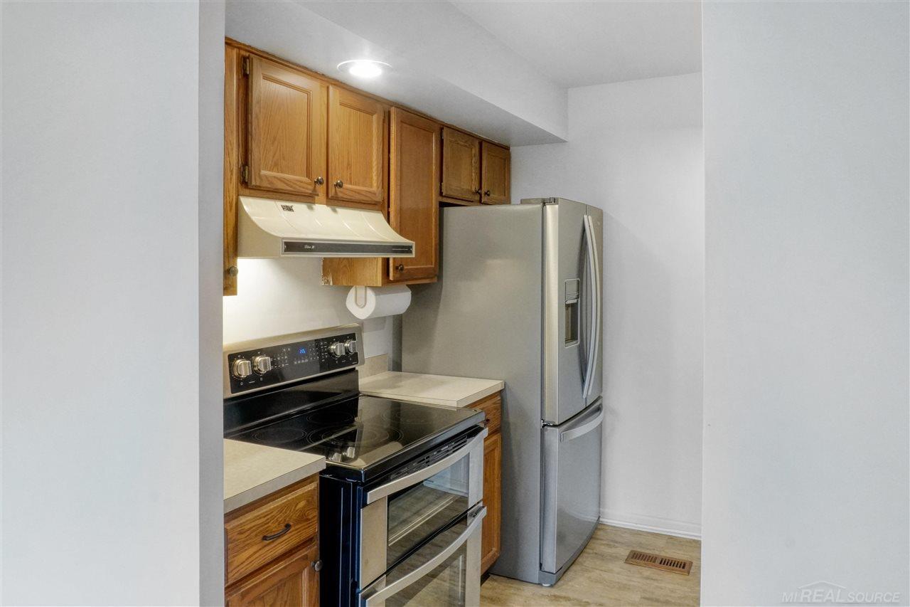 215 East Jolly Road, Unit G11 Lansing, MI 48910 - Photo 9 of 38